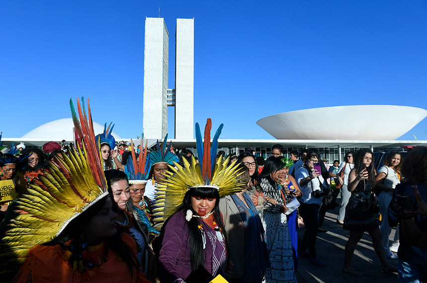 Mulheres Indígenas Na Rampa Do Congresso Nacional No Primeiro Dia Da III Marcha Das Mulheres Indígenas.Foto: Jefferson Rudy/Agência Senado